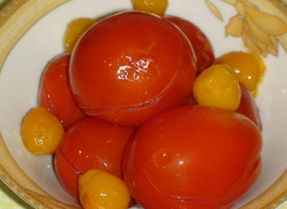 Алыча консервированная с томатами и чесноком