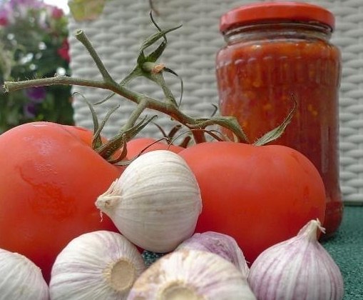 Ингредиенты на вареная аджика из перца помидор и чеснока