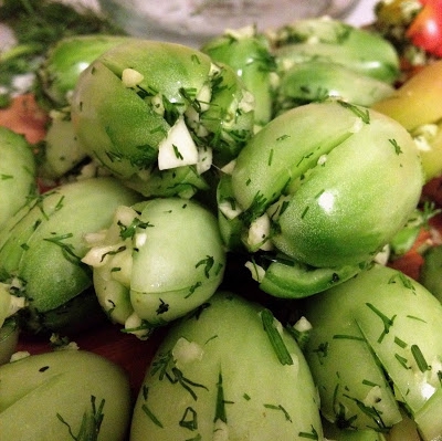 Фото. Фаршированные зеленые помидоры с чесноком и укропом