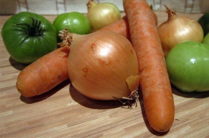 Фото. Зеленые помидоры, морковь, лук - ингредиенты для икры