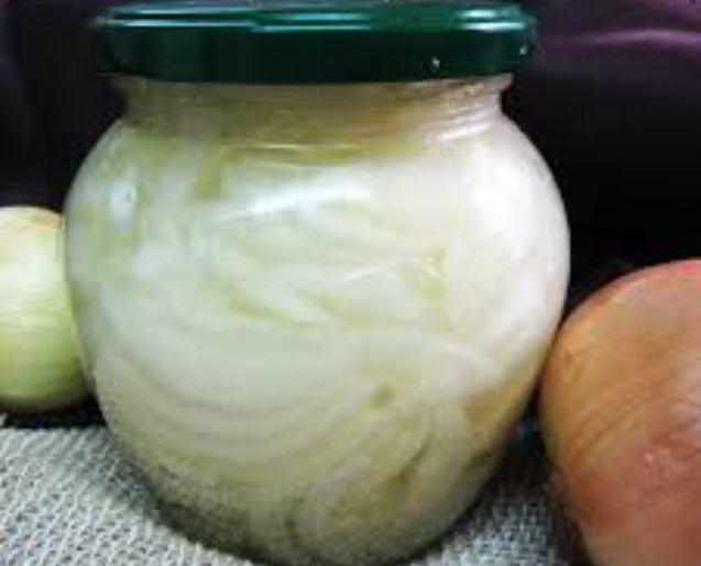 Рецепт: Лук репчатый маринованный - Обалденный маринованный лук для салата и шашлыка!