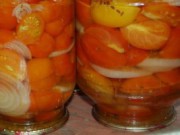 Сладкие маринованные помидоры с луком и маслом