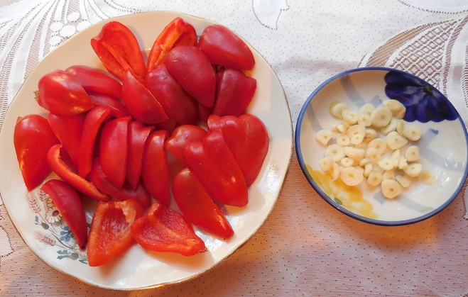 Маринованные помидоры "медовая капля" с перцем болгарским
