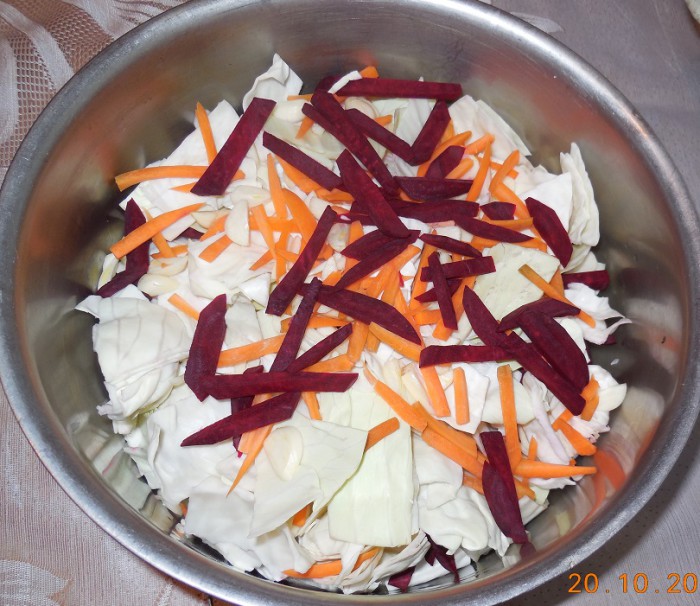 Капуста маринованная со свеклой, чесноком и морковью