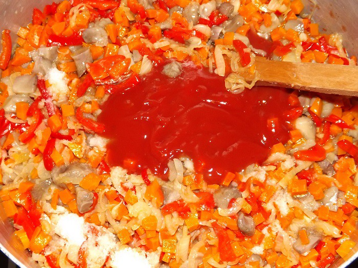Солянка с грибами и томатной пастой 