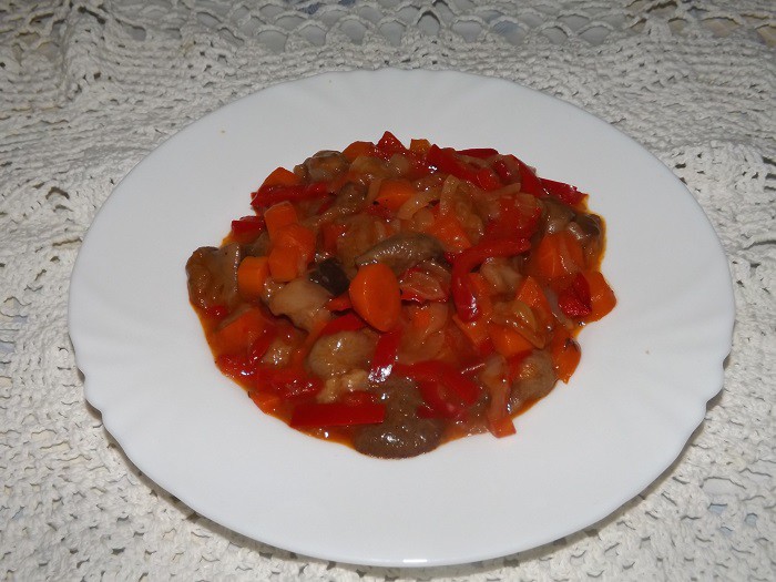 Солянка с грибами и томатной пастой на зиму