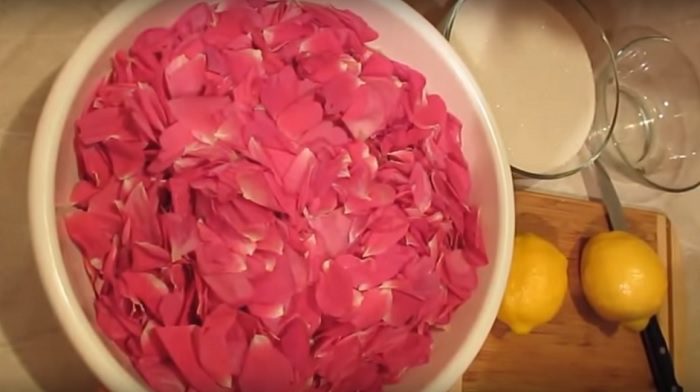 Сырое варенье из лепестков чайной розы