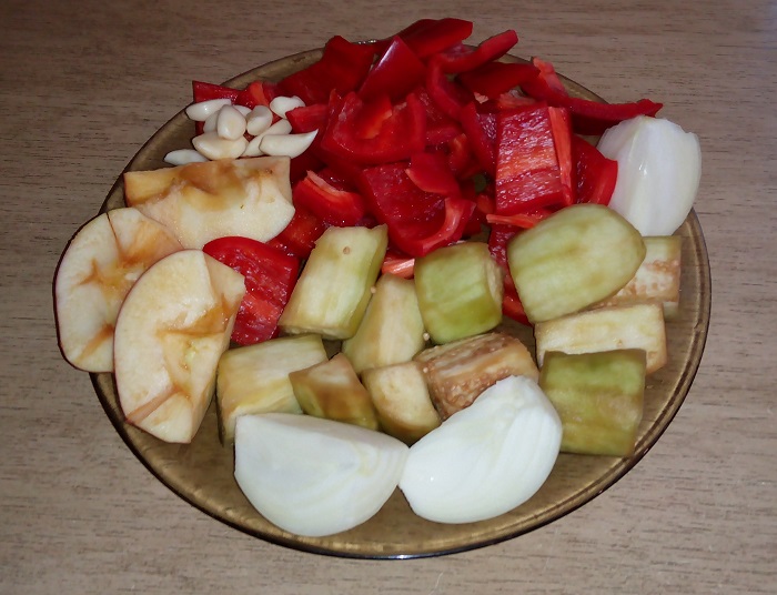 Салат десятка из баклажан с яблоками