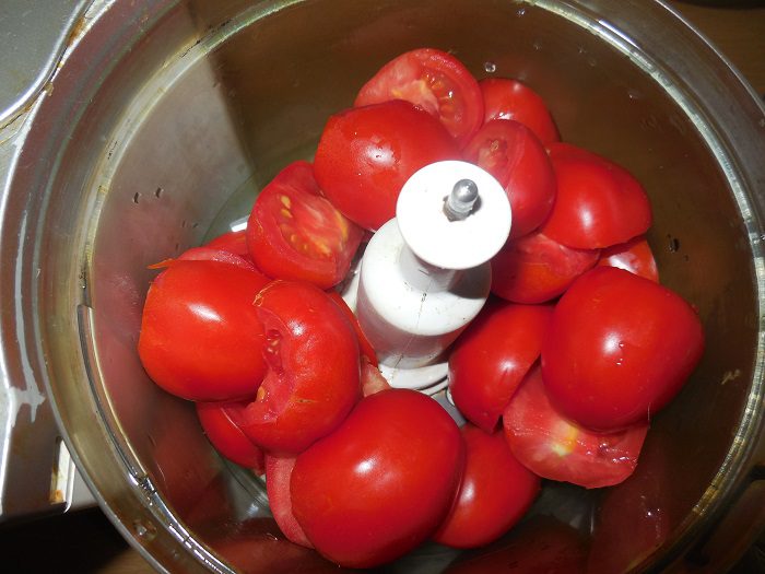Густая томатная аджика с грушами и базиликом