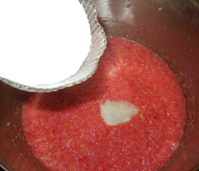 Густая томатная аджика с грушами и базиликом