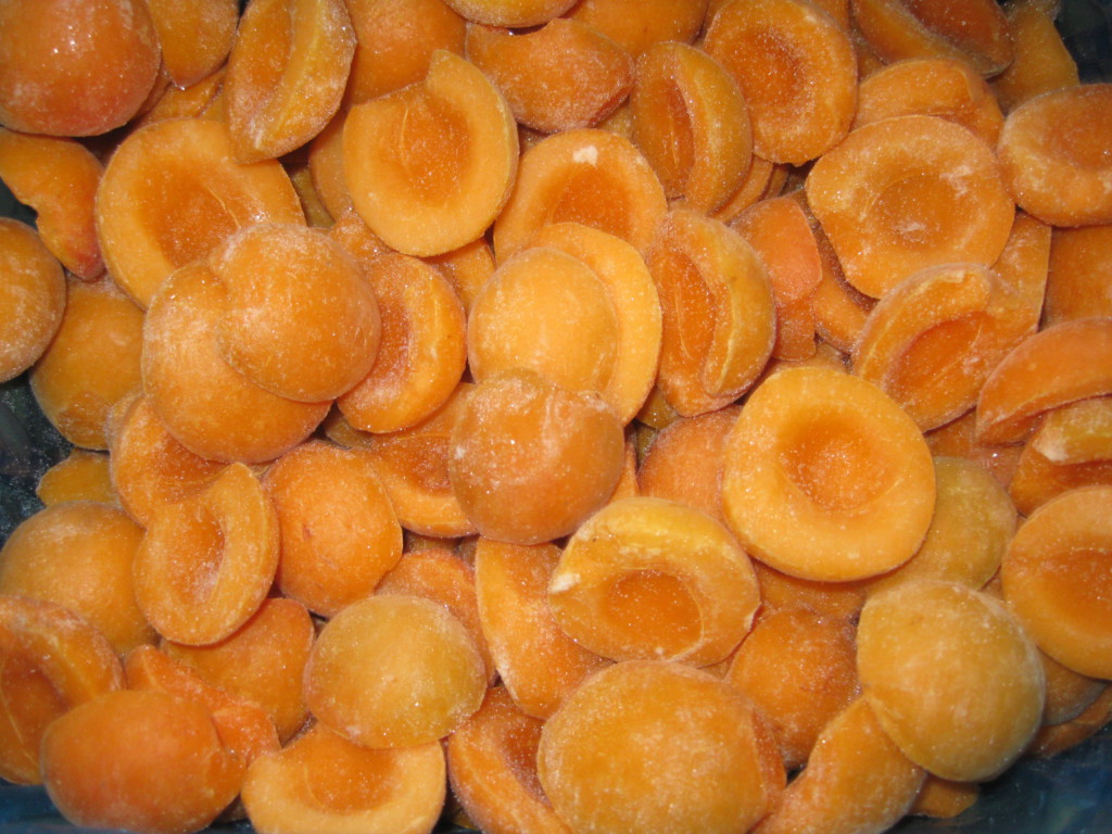 Разделяем абрикосы на половинки