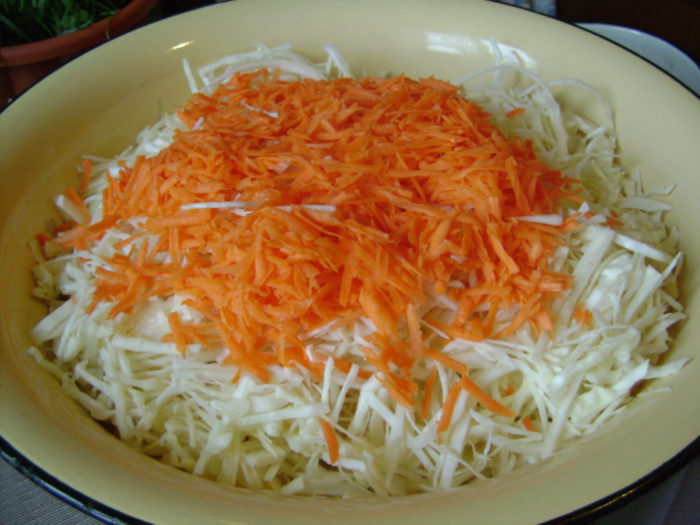 Квашеная капуста с тмином и морковью на зиму по-карельски