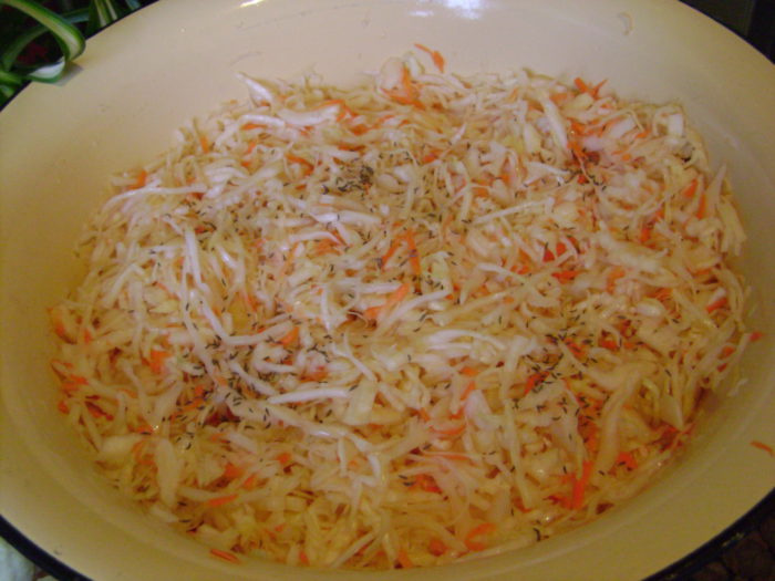 Квашеная капуста с тмином и морковью на зиму по-карельски