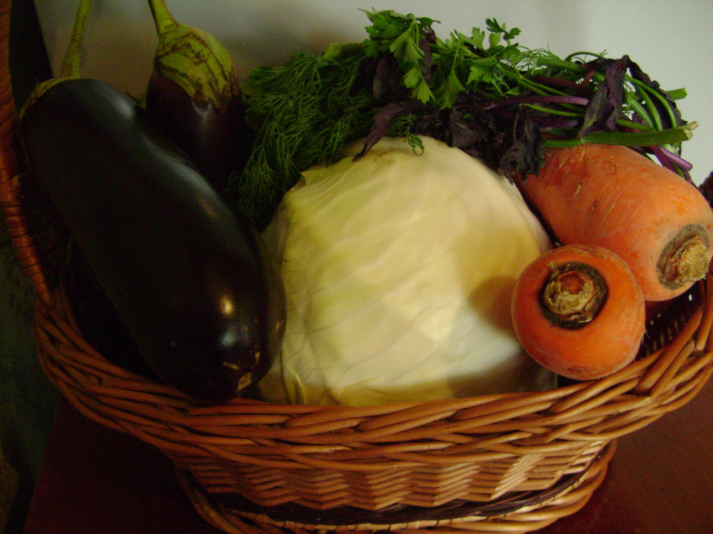 Маринованный салат из баклажанов с капустой, морковью и чесноком