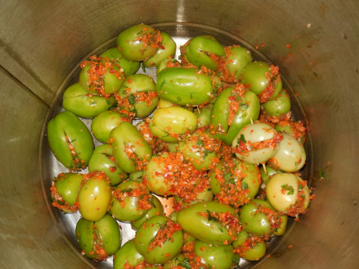 Соленые зеленые помидоры фаршированные чесноком и зеленью
