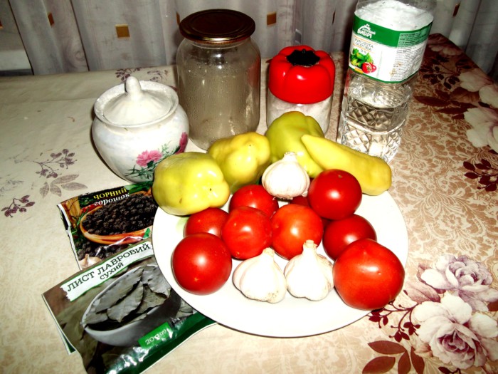 Маринованное ассорти из помидоров и перцев в сладком маринаде