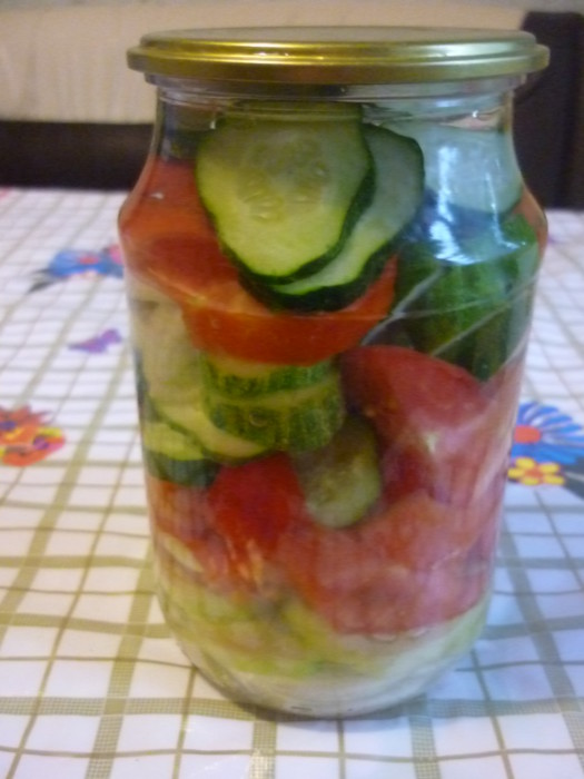 Простой консервированный салат из помидоров и огурцов - как сделать .