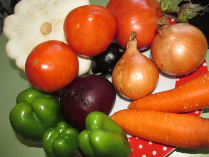 Салат из баклажанов с помидорами и прочих овощей