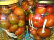Консервированные помидоры с листьями винограда и вишни