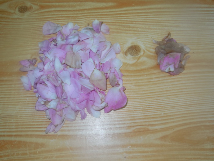 Варенье из клубники и лепестков чайной розы 