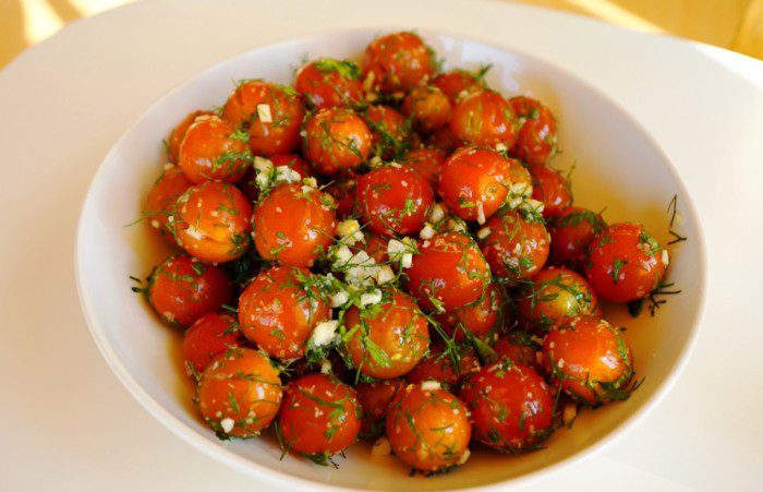 malosolnie pomidori s bazilikom i chesnokom